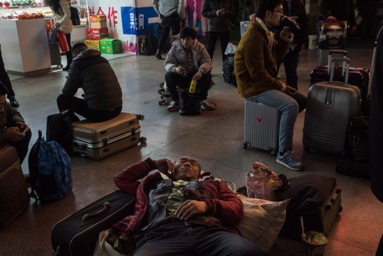 Biển người tại các nhà ga Trung Quốc lên đường về quê ăn Tết