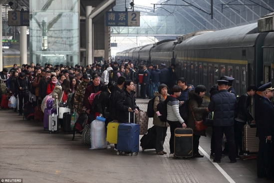 Biển người tại các nhà ga Trung Quốc lên đường về quê ăn Tết