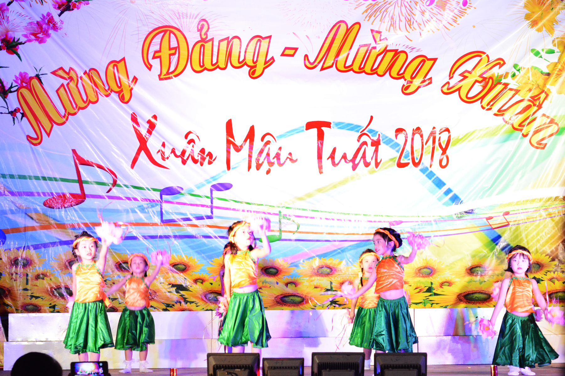 Các em nhỏ tại địa phương cùng tham gia biểu diễn văn nghệ. Ảnh: N.T