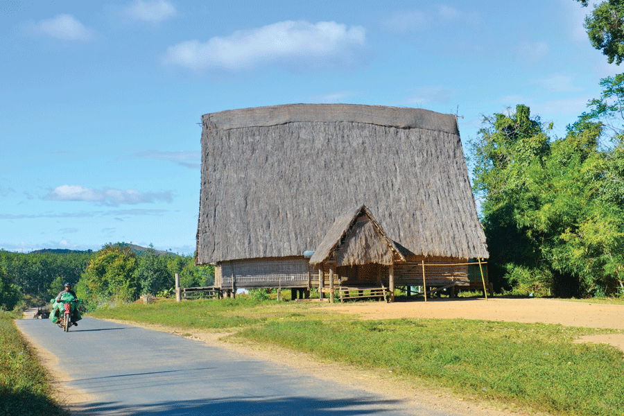 Mái nhà rông cổ kính làng Kon Măh (xã Hà Tây, huyện Chư Pah). Ảnh: P.L