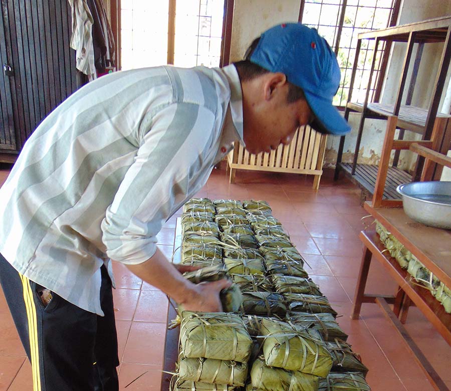 Phạm nhân Nguyễn Văn Đức đang xếp bánh chưng chuẩn bị Tết. 