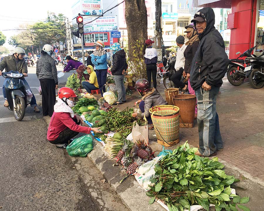  Anh Ksor Teo ((làng Grang 2, xã Ia Dêr, huyện Ia Grai) vui bán hàng với bà con trong làng. Ảnh: Hà Duy