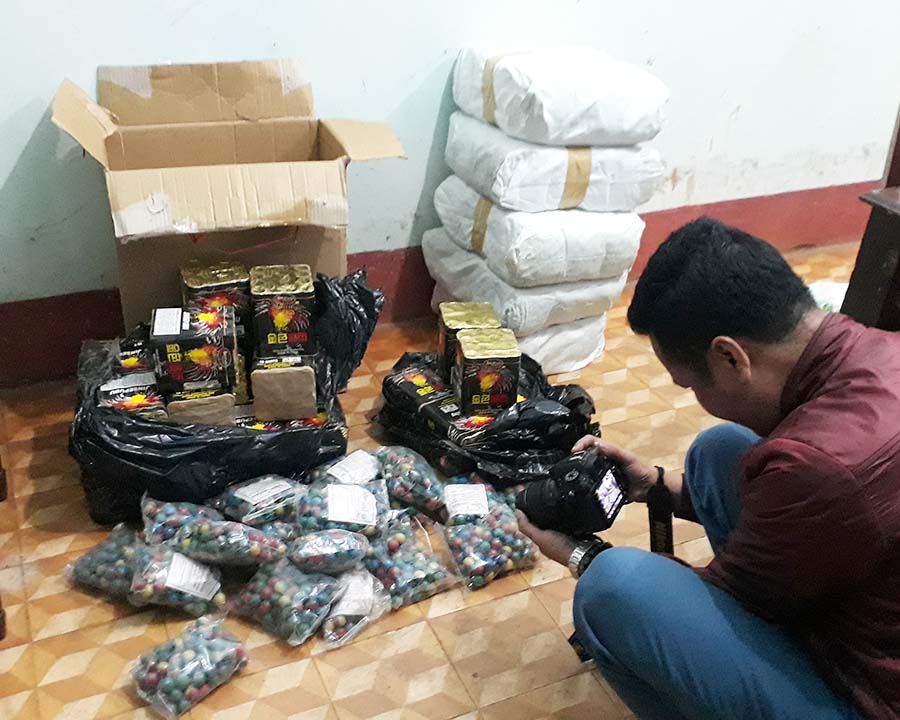 Lực lượng chức năng phát hiện và thu giữ một khối lượng pháo “khủng”. Ảnh: Nguyễn Tú