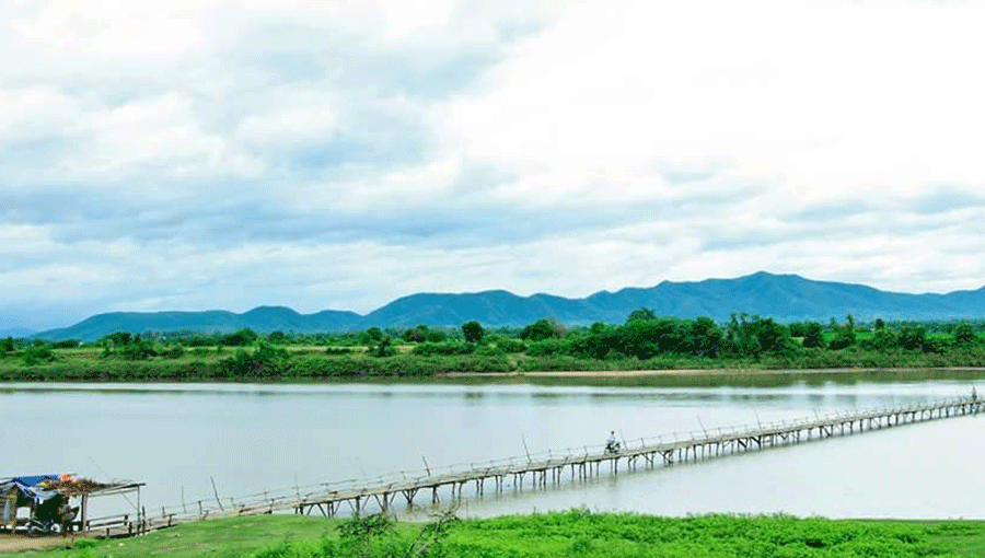 Cầu gỗ bắc qua sông Ba. Ảnh: Lâm Caro