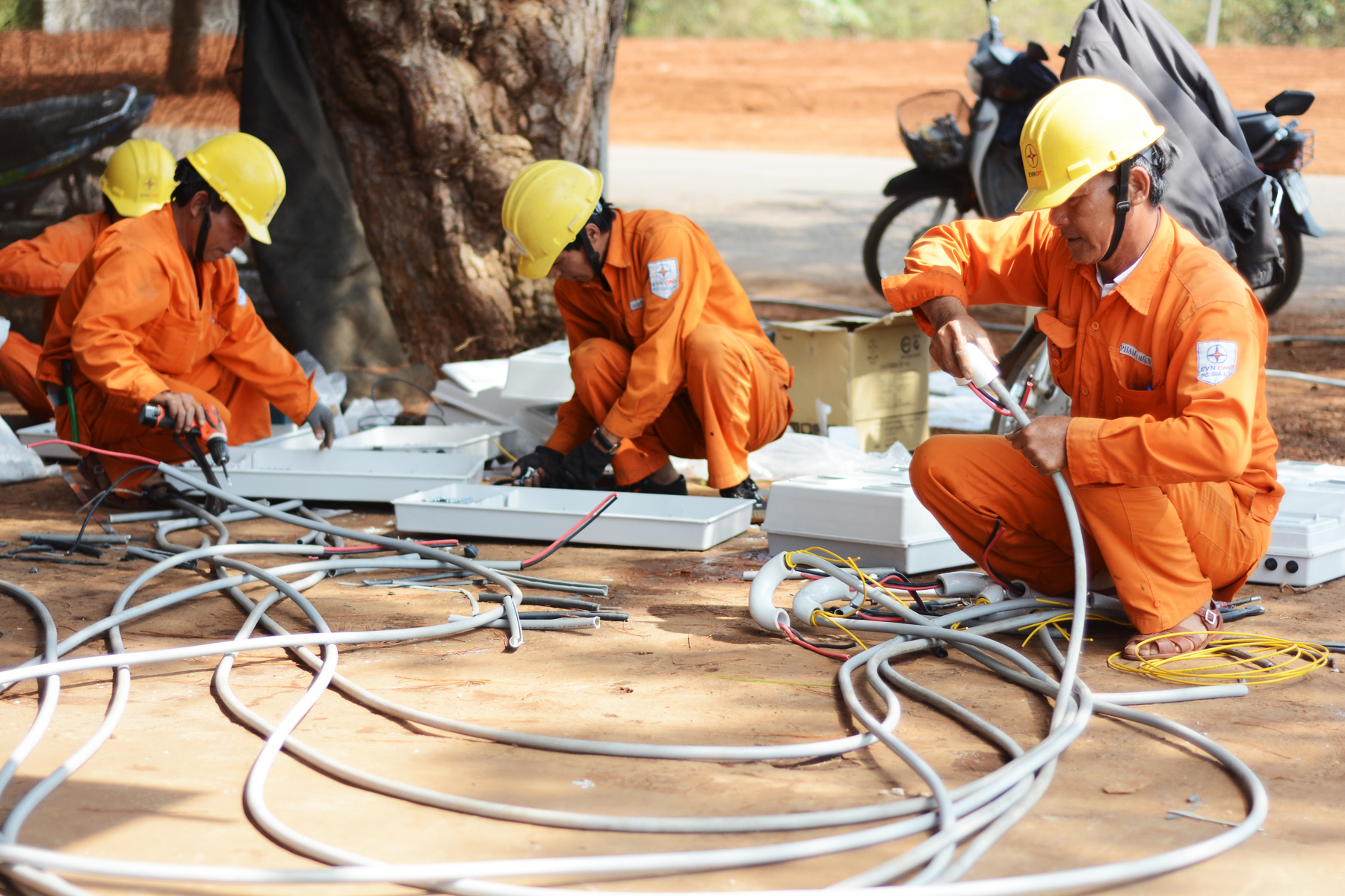 Công nhân Điện lực Pleiku đang đóng điện cho người dân xã Ia Băng, huyện Ia Grai. Ảnh: N.T