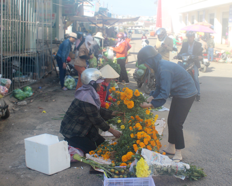 Hoa tươi được bày bán tại chợ Phù Đổng. Ảnh: Sơn Ca