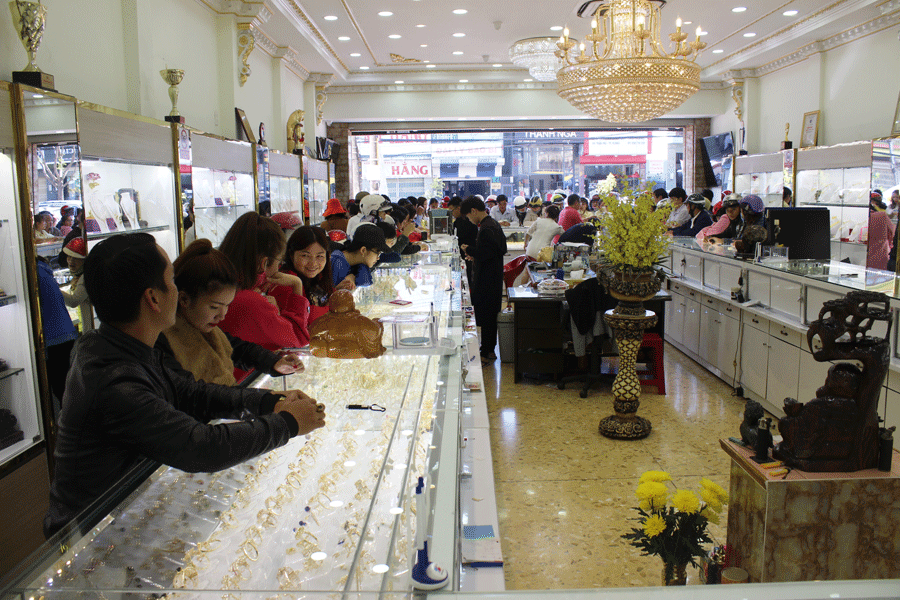 Cảnh chen chúc mua vàng tại DNTN Vàng Vĩnh Thạnh diễn ra từ 6 giờ sáng ngày 25-2.                        Ảnh: V.T