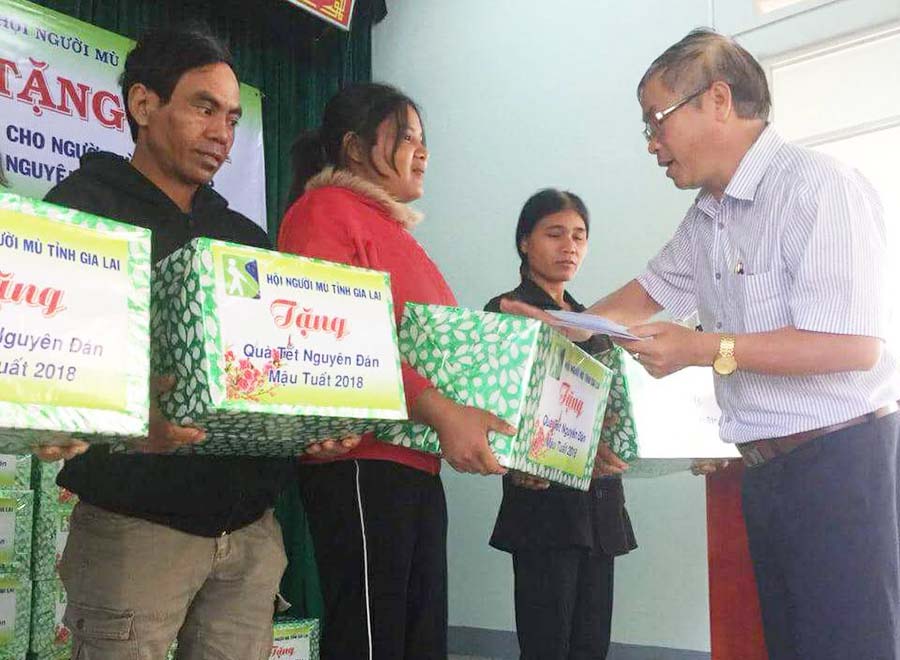   Ông Nguyễn Văn Hùng-Chủ tịch Hội Người mù tỉnh tặng quà cho người khiếm thị tại huyện Chư Prông. Ảnh: Hà Tây