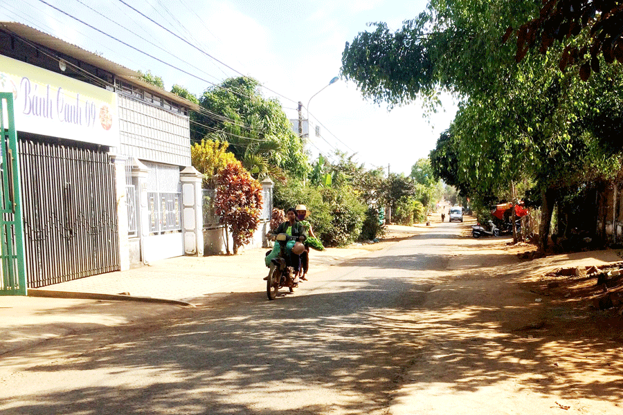 Hai người phụ nữ ngồi trên xe máy đều không đội mũ bảo hiểm khi tham gia giao thông trên đường Nguyễn Hữu Thọ (phường Trà Bá, TP. Pleiku).                            Ảnh: Hải Lê