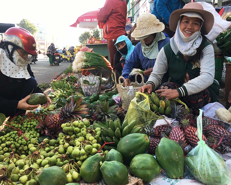  Chị Rơ Chăm Hih (làng Grang 2, xã Ia Dêr, huyện Ia Grai) mong bán mau hết hàng. Ảnh: Hà Duy