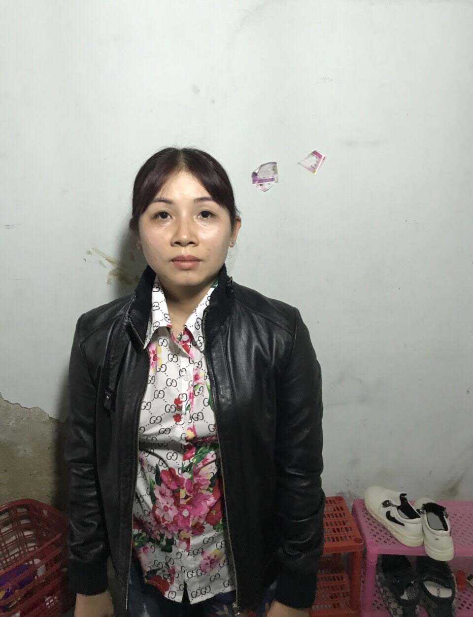 Chủ hụi Nguyễn Thị Tuyết Nhung nghe cơ quan điều tra đọc lệnh bắt tạm giam, chiều 21-3. Ảnh: T.Đ
