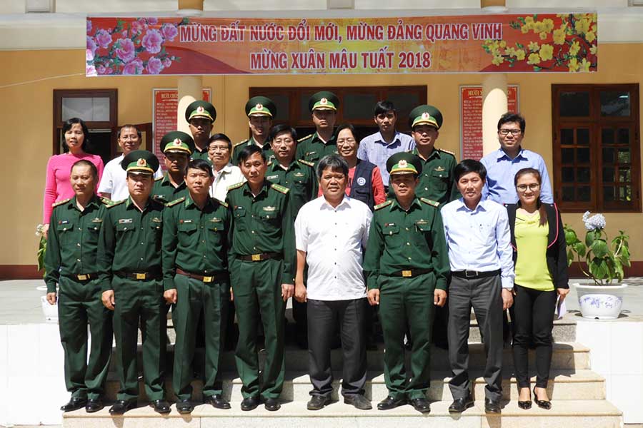 Chủ tịch Ủy ban MTTQ Việt Nam  tỉnh Hồ Văn Điềm chụp hình với cán bộ, chiến sỹ bộ đội biên phòng tại huyện biên giới Đức Cơ. Ảnh: T.N