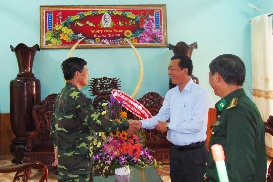 Lãnh đạo Báo Gia Lai thăm Bộ Chỉ huy Bộ đội Biên phòng tỉnh. Ảnh: Lê Anh