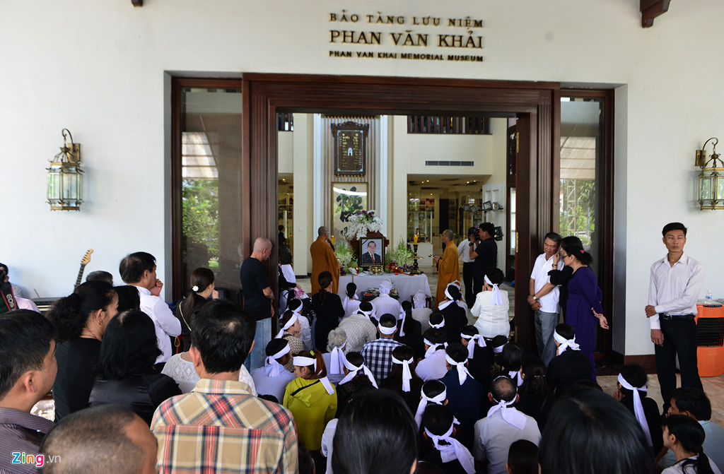 Người dân đến nhà viếng cố Thủ tướng Phan Văn Khải từ sớm