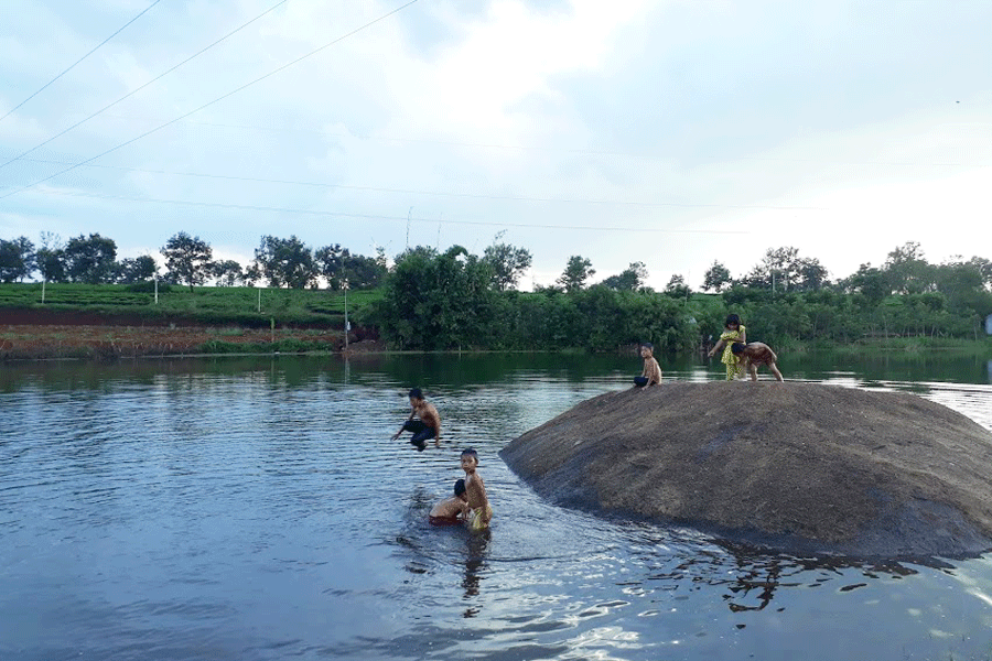 Hạn chế cho trẻ chơi đùa gần khu vực ao hồ, sông suối vì dễ xảy ra tai nạn.                    Ảnh: N.N