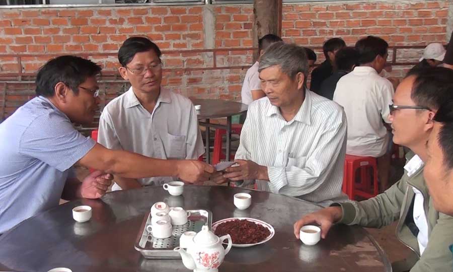  Chủ tịch UBND huyện Krông Pa Tô Văn Chánh đến chia sẻ đau thương và động viên gia đình em Đào Hoàng Thanh Tính. Ảnh: Đức Phương