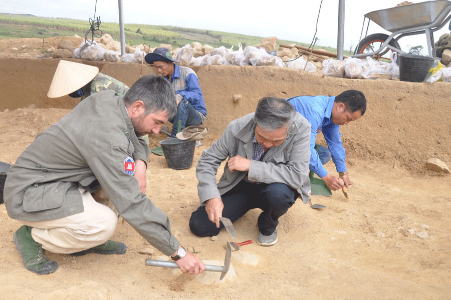 Các chuyên gia Nga và Việt Nam cùng tham gia khai quật ở vùng thung lũng An Khê.  Ảnh: N.T.K.V
