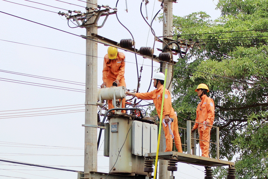 Nhân viên Điện lực Mang Yang sửa chữa lưới điện tại xã Kon Thụp. Ảnh: H.D