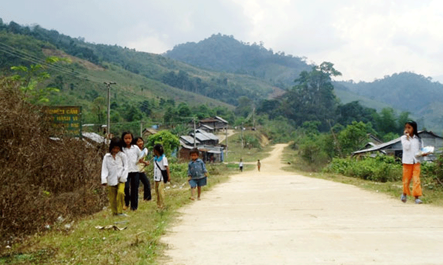 Học sinh Kon Pne trên đường đến trường. Ảnh: Nguyễn Tú