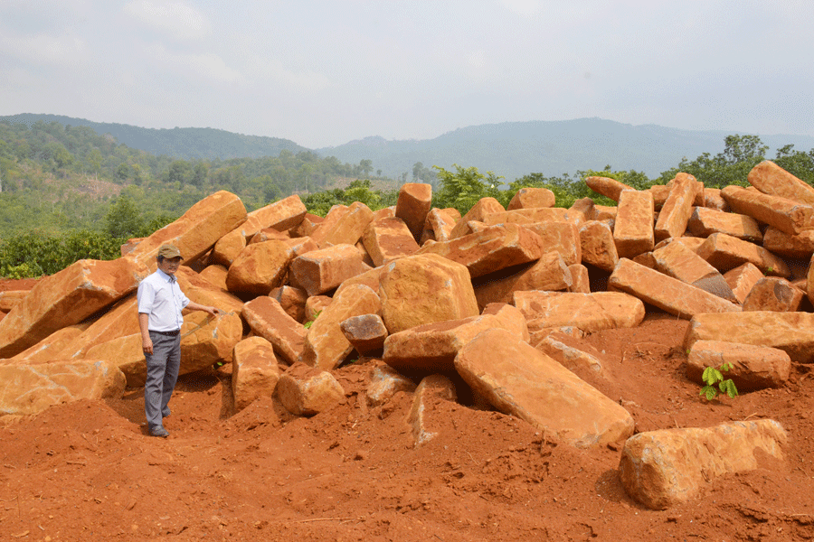 Khu vực khai thác đá trái phép tại làng Bek (xã Ia Bă, huyện Ia Grai). Ảnh: V.H
