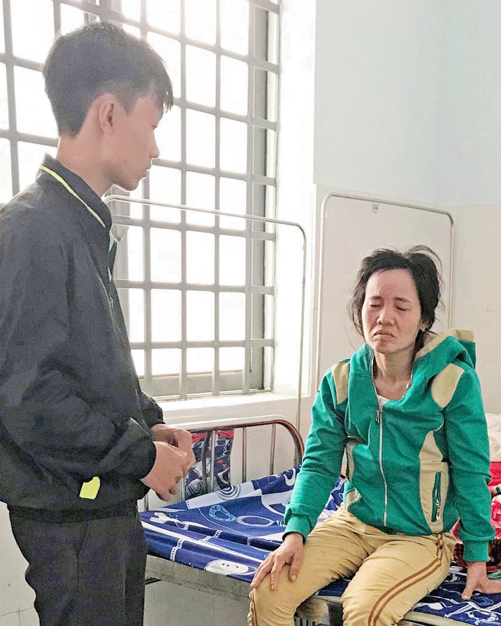Em Hà Trọng Tú phải nghỉ học lên chăm mẹ tại bệnh viện. Ảnh: N.N