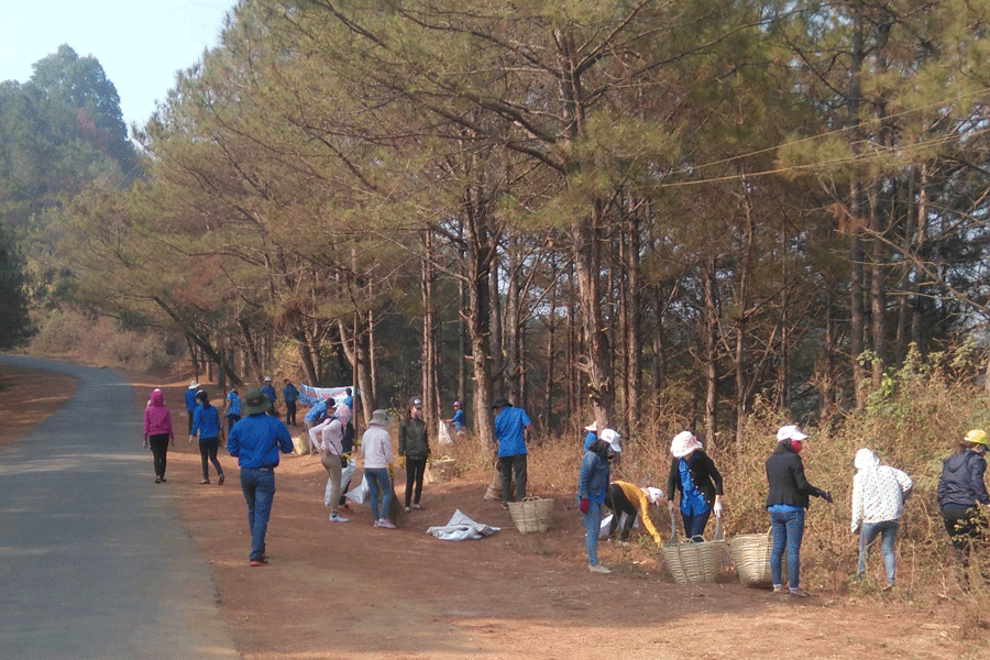Đoàn viên thanh niên dọn dẹp, thu gom rác khu vực lâm viên Biển Hồ.                           Ảnh: K.H