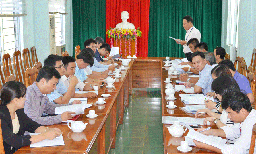 Đoàn kiểm tra liên ngành của tỉnh về thực hiện cải cách thủ tục hành chính làm việc tại huyện Chư Prông. Ảnh: V.H