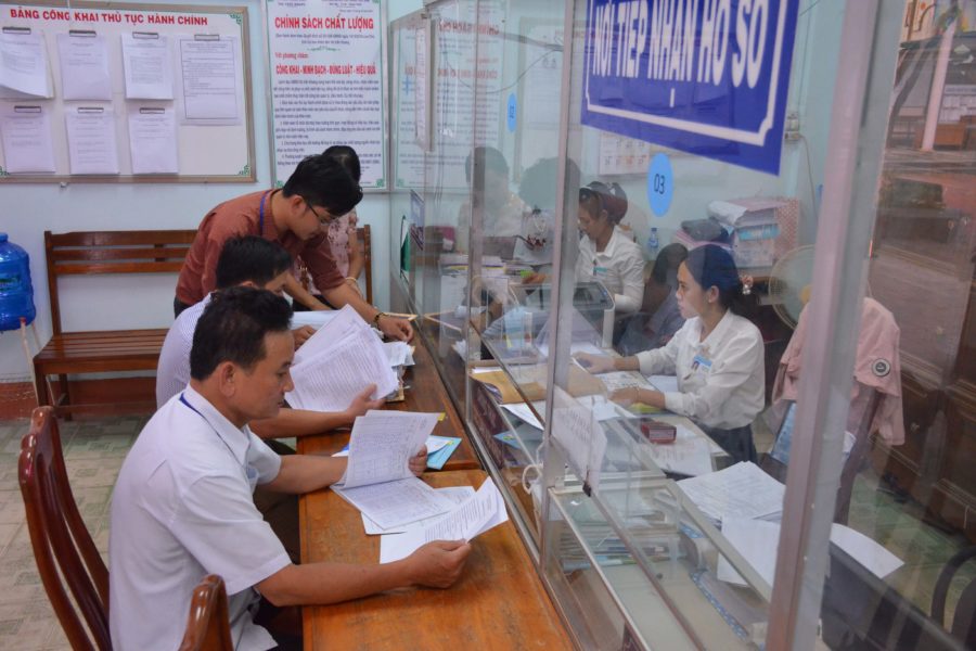 Đoàn kiểm tra tiến hành kiểm tra công tác CCHC tại thị trấn Kbang. Ảnh: V.H