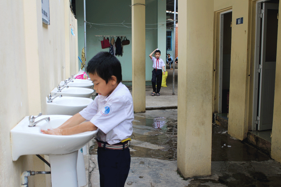 Học sinh Trường Tiểu học Chu Văn An rửa tay sau khi đi vệ sinh.  Ảnh: B.L