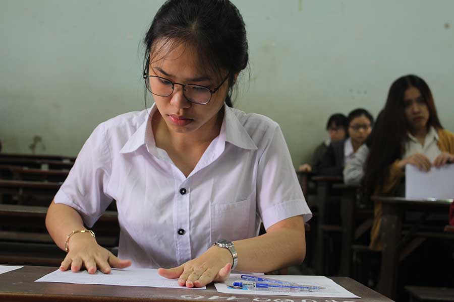 9 9 Thí sinh dự thi môn Ngữ văn tại điểm thi Trường THPT Pleiku. Ảnh: Nguyễn Giang