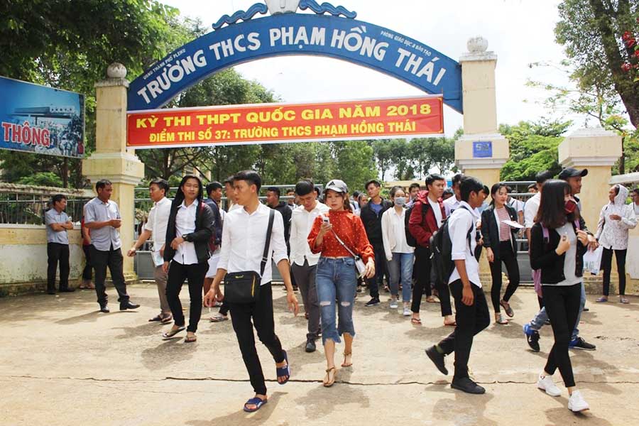 4 Các thí sinh ở điểm thi Trường THCS Phạm Hồng Thái hoàn thành môn thi Ngữ Văn. Ảnh: Phan Lài