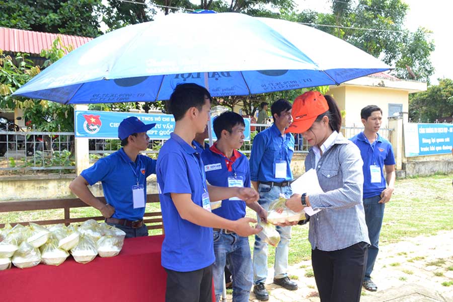 Huyện Đoàn Kbang phát cơm miễn phí cho các em có hoàn cảnh khó khăn tại điểm thi Trường Lương Thế Vinh. Ảnh: Lê Nam