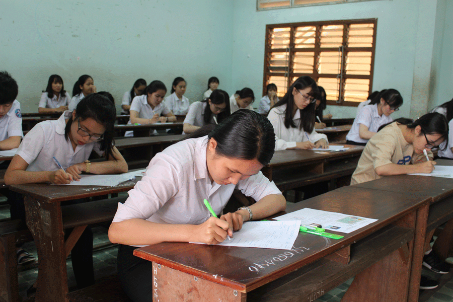 Các thí sinh tại điểm thi Trường THPT Pleiku tham gia môn thi Toán chiều 25-6. Ảnh: P.V