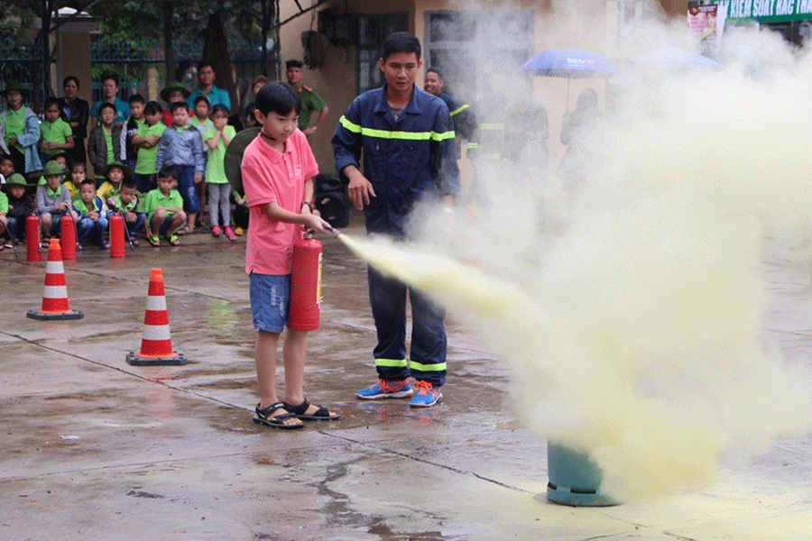 Các học viên được hướng dẫn kỹ năng sử dụng bình chữa cháy để dập tắt lửa.                                                                                    Ảnh: T.B