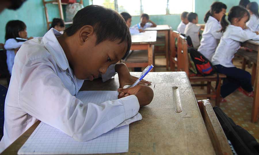  Công tác dạy và học tại huyện Krông Pa sẽ bị ảnh hưởng nặng nề nếu cắt hợp đồng với giáo viên và nhân viên.  Ảnh: Văn Ngọc 