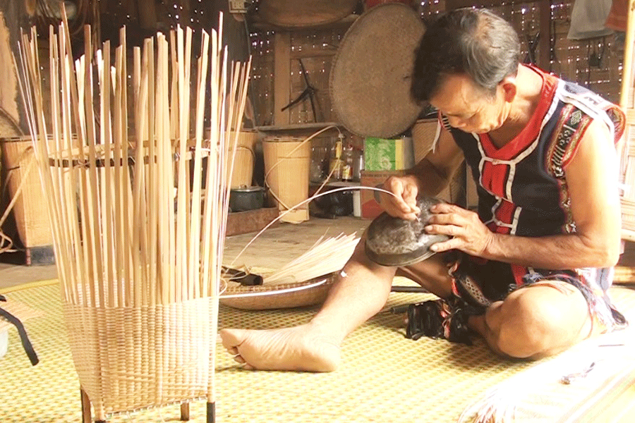 Già Đinh Ngơn (làng Kuk, xã Tơ Tung, huyện Kbang) đan gùi phục vụ khách du lịch.    Ảnh: H.D