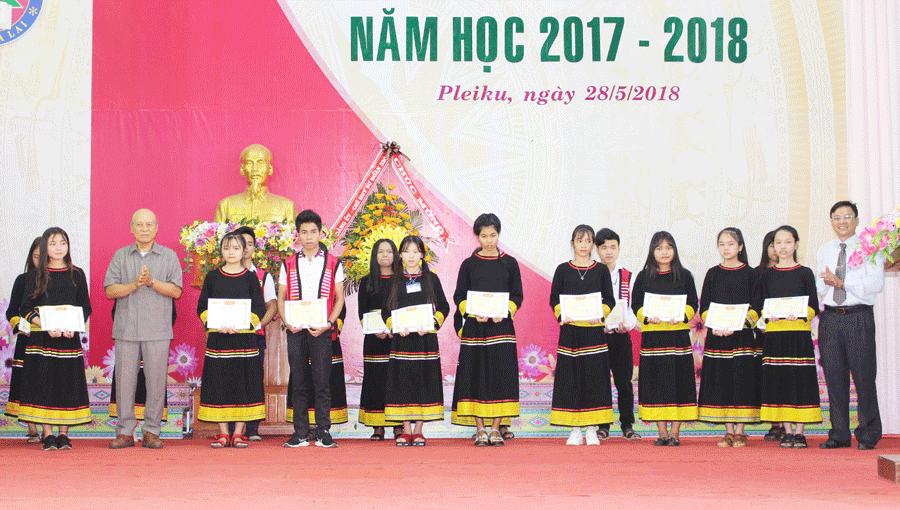 Lãnh đạo Sở Giáo dục và Đào tạo trao thưởng cho các em học sinh Trường Phổ thông Dân tộc Nội trú tỉnh đạt thành tích cao trong năm học 2017-2018.                                                     Ảnh: N.G