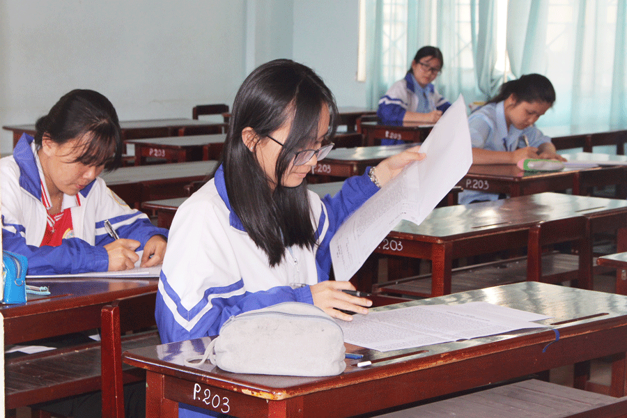 Học sinh Trường THPT chuyên Hùng Vương trong một kỳ thi tại trường.                           Ảnh: N.G