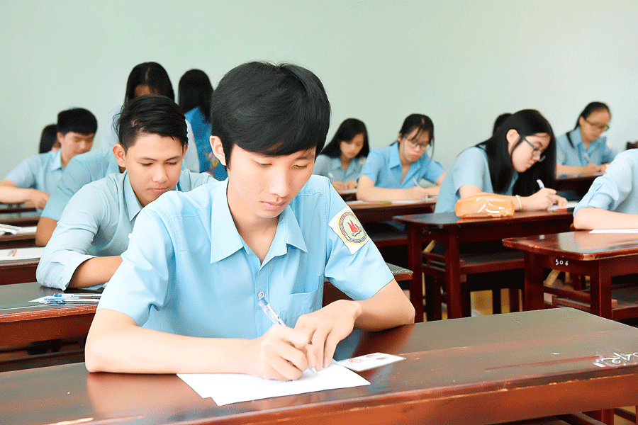 Các thí sinh Trường THPT chuyên Hùng Vương tham gia môn thi Ngữ văn sáng 25-6.   Ảnh: Đức Thụy