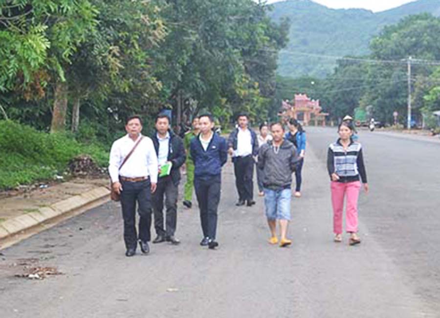   Đoàn công tác của huyện Mang Yang đo đạc đường Trần Phú để xác định mốc giới tranh chấp đất giữa hộ bà Hà và hộ ông Hồng, hộ ông Hiến. Ảnh: H.C                                                                                                                                             