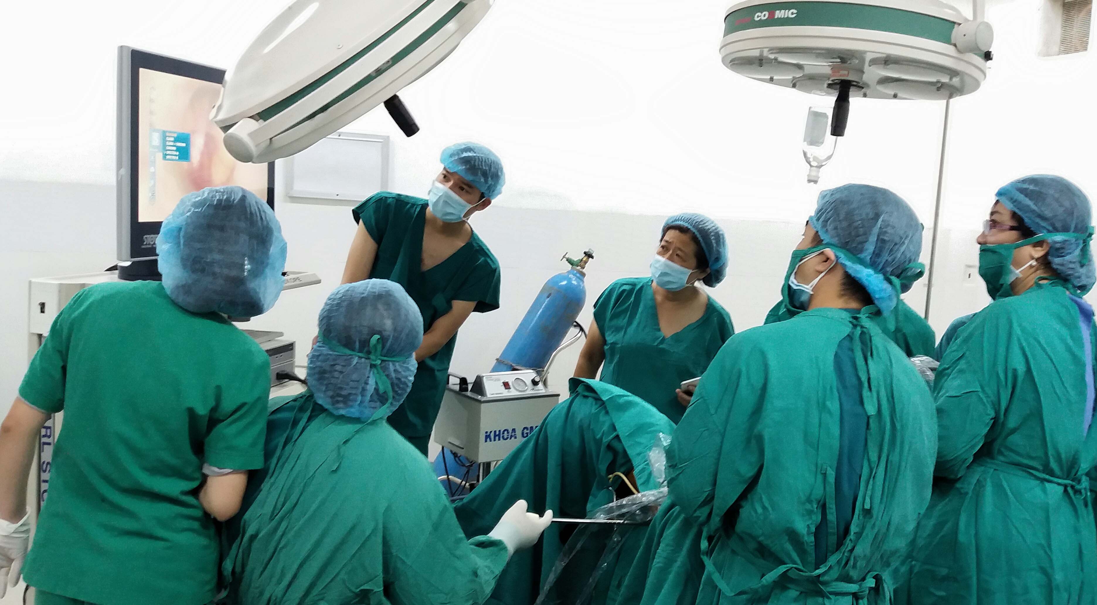 Chuyển giao kỹ thuật phẫu thuật nội soi cắt tử cung tại Bệnh viện Đa khoa Gia Lai. Ảnh: Như Nguyện