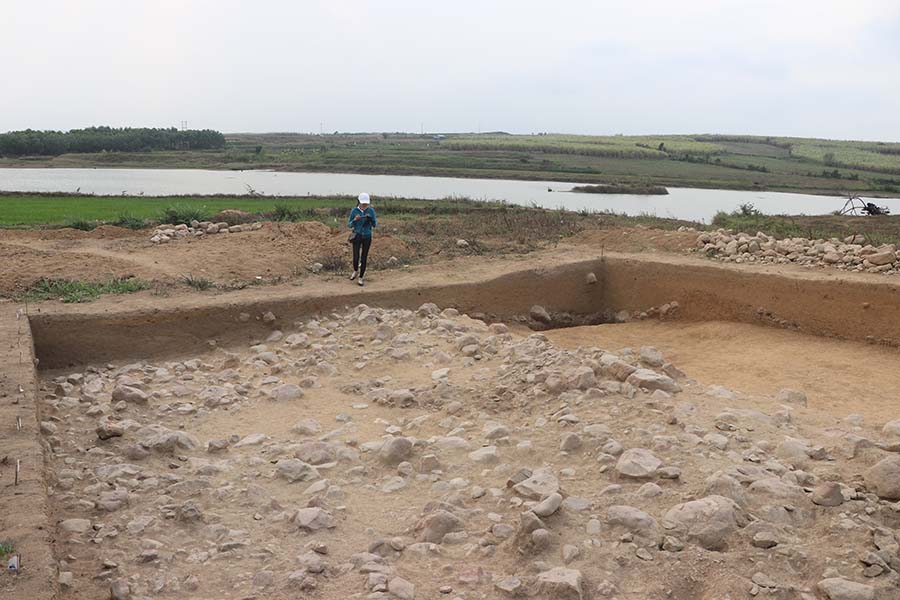   Khu vực Rộc Tưng 4 (xã Xuân An, thị xã An Khê) được các nhà khoa học khai quật phát lộ hàng trăm di vật.            Ảnh: N.M
