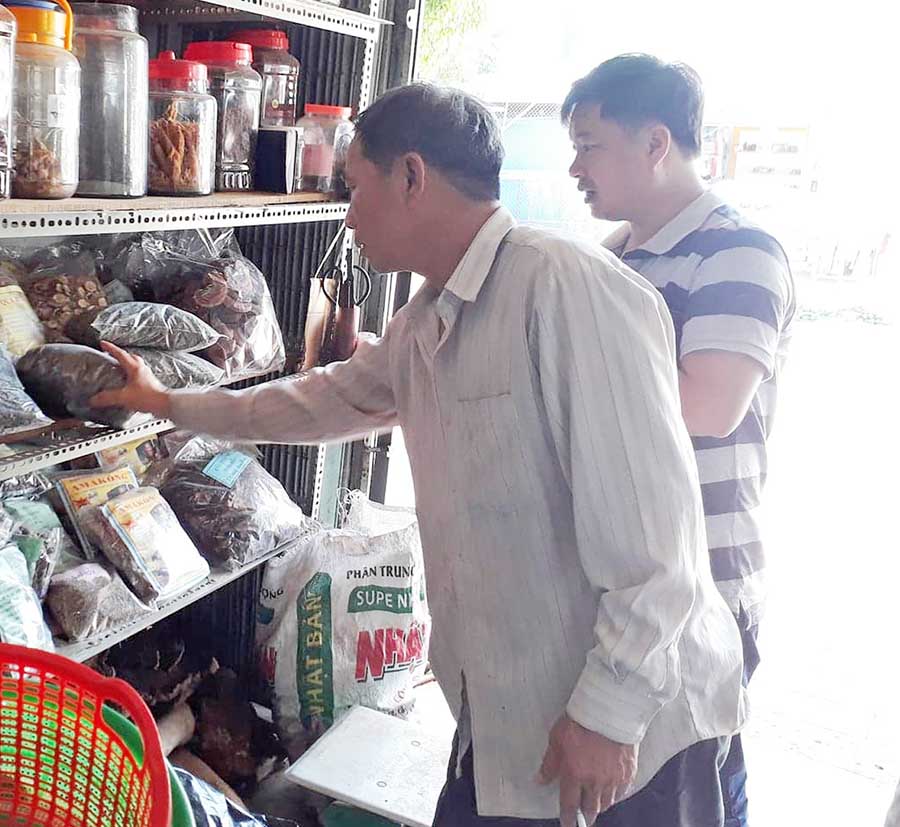   Các loại dược liệu được bày bán tại chợ thị trấn Kbang. Ảnh: N.T