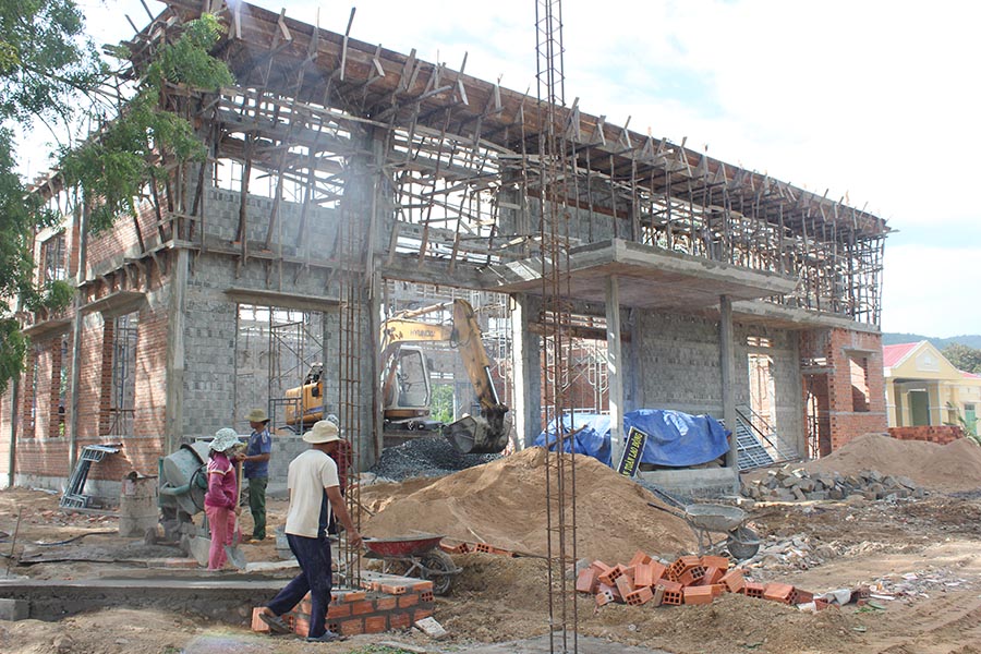  Các đơn vị thi công đang khẩn trương hoàn thành việc xây dựng  8 phòng học tại Trường THCS Lý Tự Trọng (xã Chư Gu).  Ảnh: Nguyễn Diệp