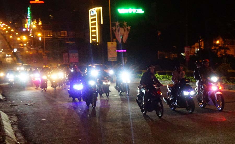   Hàng chục xe máy tạo thành đoàn “bão đêm” trên đường Nguyễn Tất Thành (TP. Pleiku) gây mất trật tự giao thông.  Ảnh: L.V.N