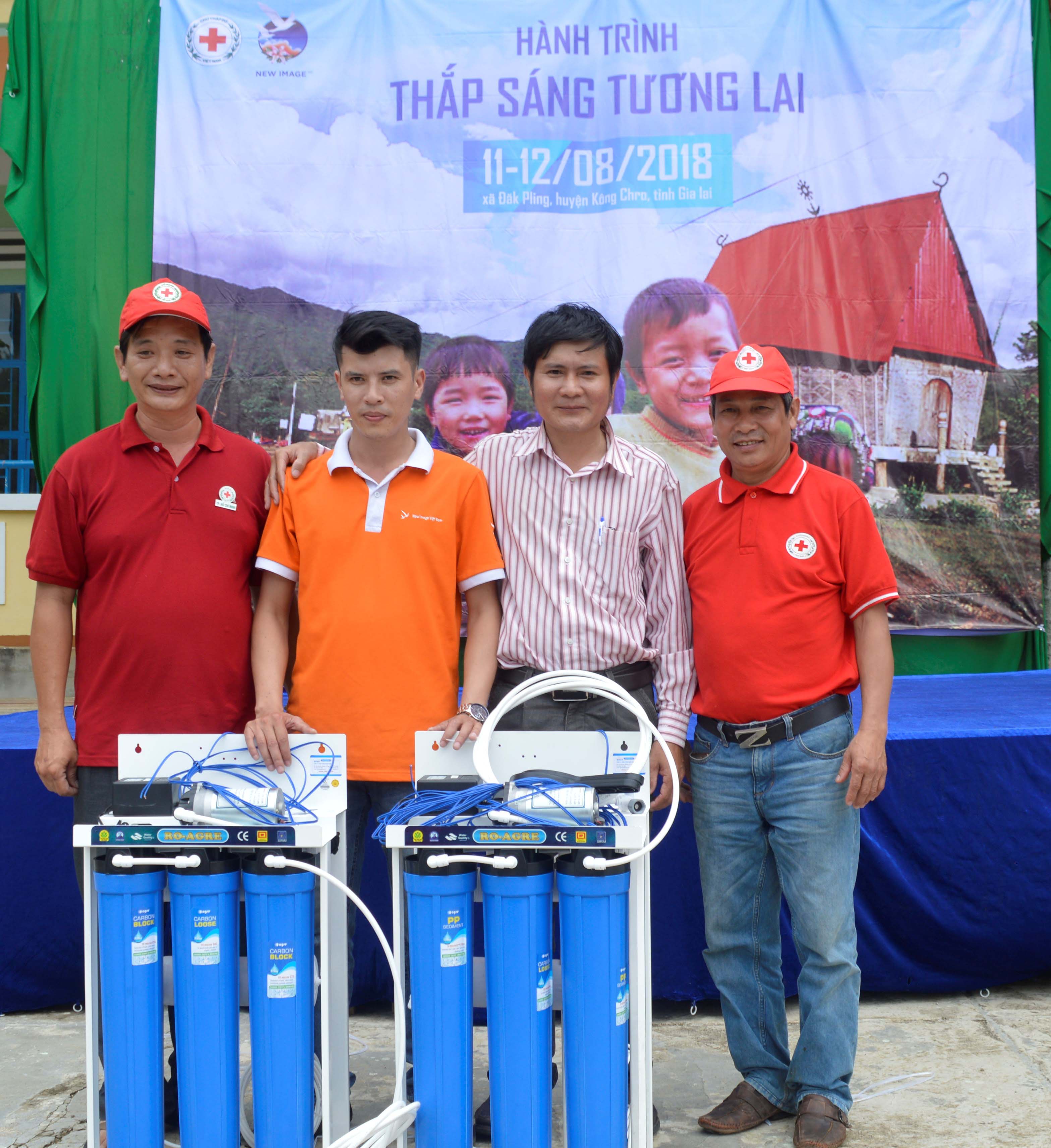 Tặng hệ thống lọc nước cho trường TH và THCS Bùi Thị Xuân, xã ĐakPLin. Ảnh: Đinh Yến