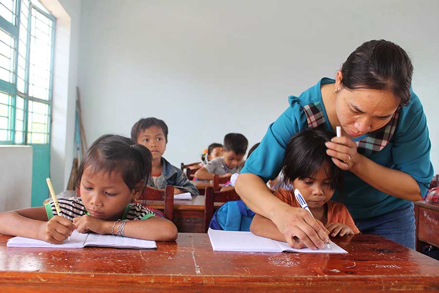   Cô giáo Nguyễn Thị Điềm-Trường Tiểu học Kông Lơng Khơng (huyện Kbang) ôn tập hè cho học sinh lên lớp 2.  Ảnh: N.G