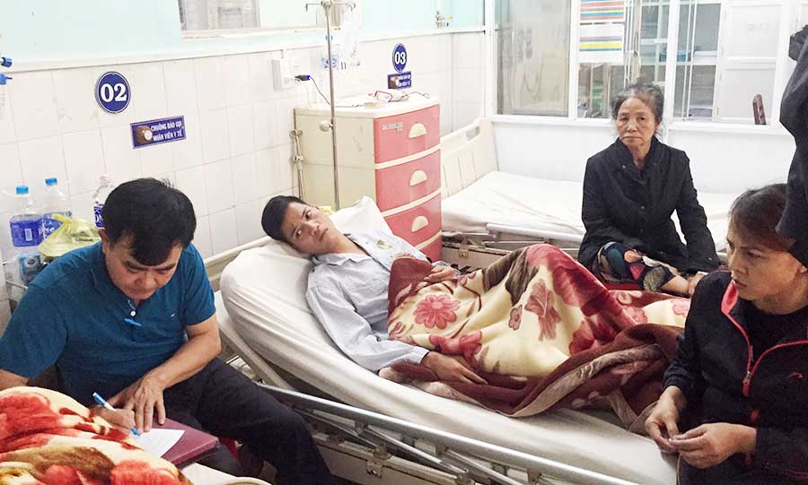   Anh Nguyễn Đình Nghĩa đang được chữa trị tại Bệnh viện Đa khoa tỉnh.   Ảnh: Văn Ngọc