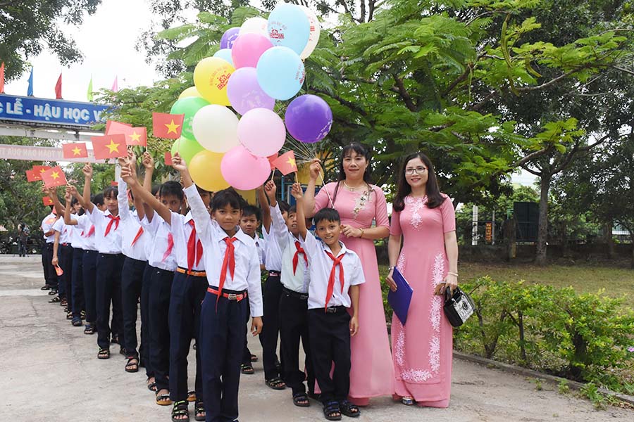 Các em học sinh lớp 6 Trường THCS Nội trú huyện Kông Chro. Ảnh: Ngọc Sang