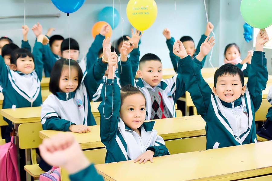  Các em lớp 1 Trường Tiểu học Chu Văn An (TP. Pleiku, Gia Lai) phấn khởi chào đón năm học mới. Ảnh: Đ.T